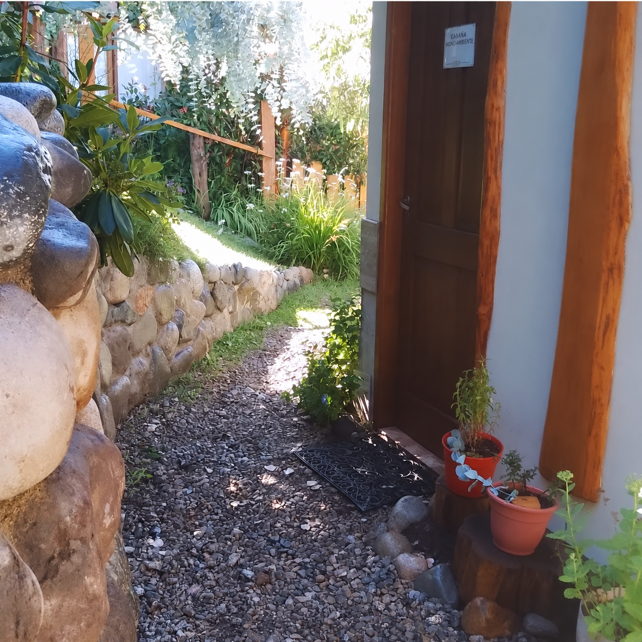 Acceso por el jardín a la cabaña monoambiente
