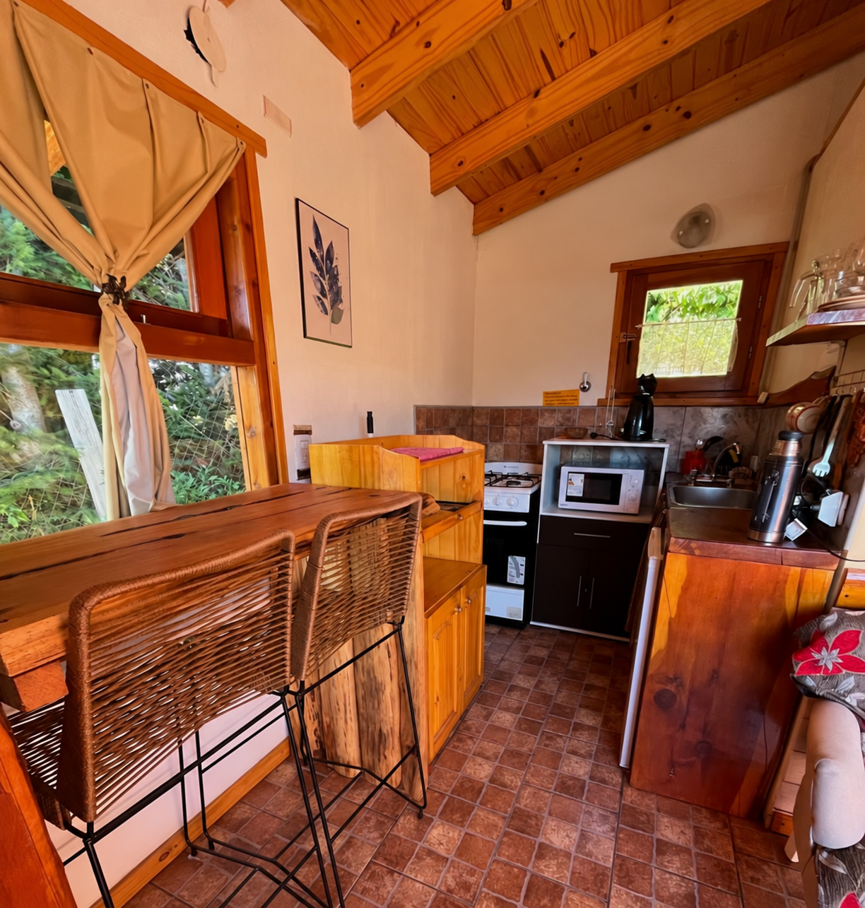 Cocina equipada de la cabaña monoambiente