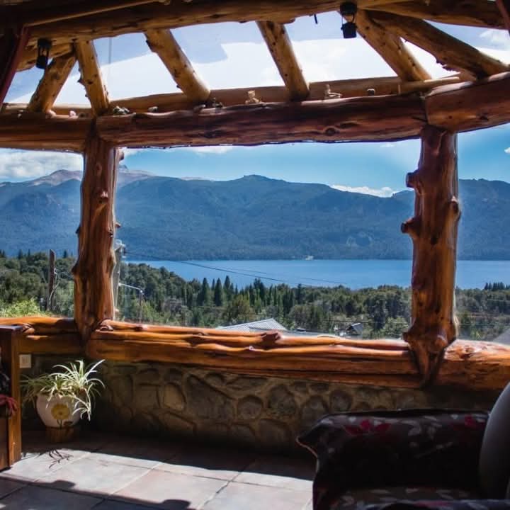 Vista al lago y las montañas desde el ventanal del Salón Conexión Vital
