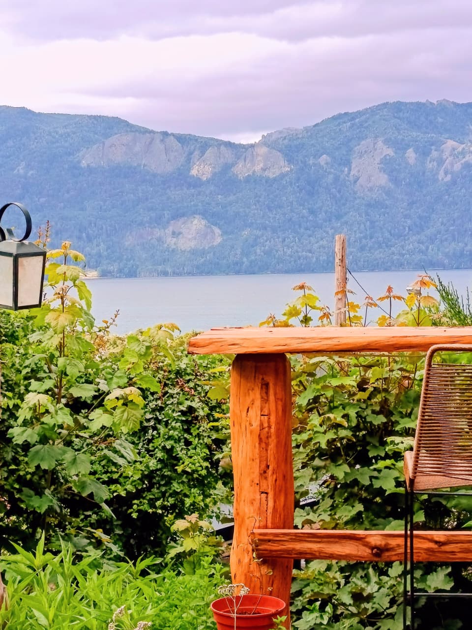 Balcón de madera con vista al lago