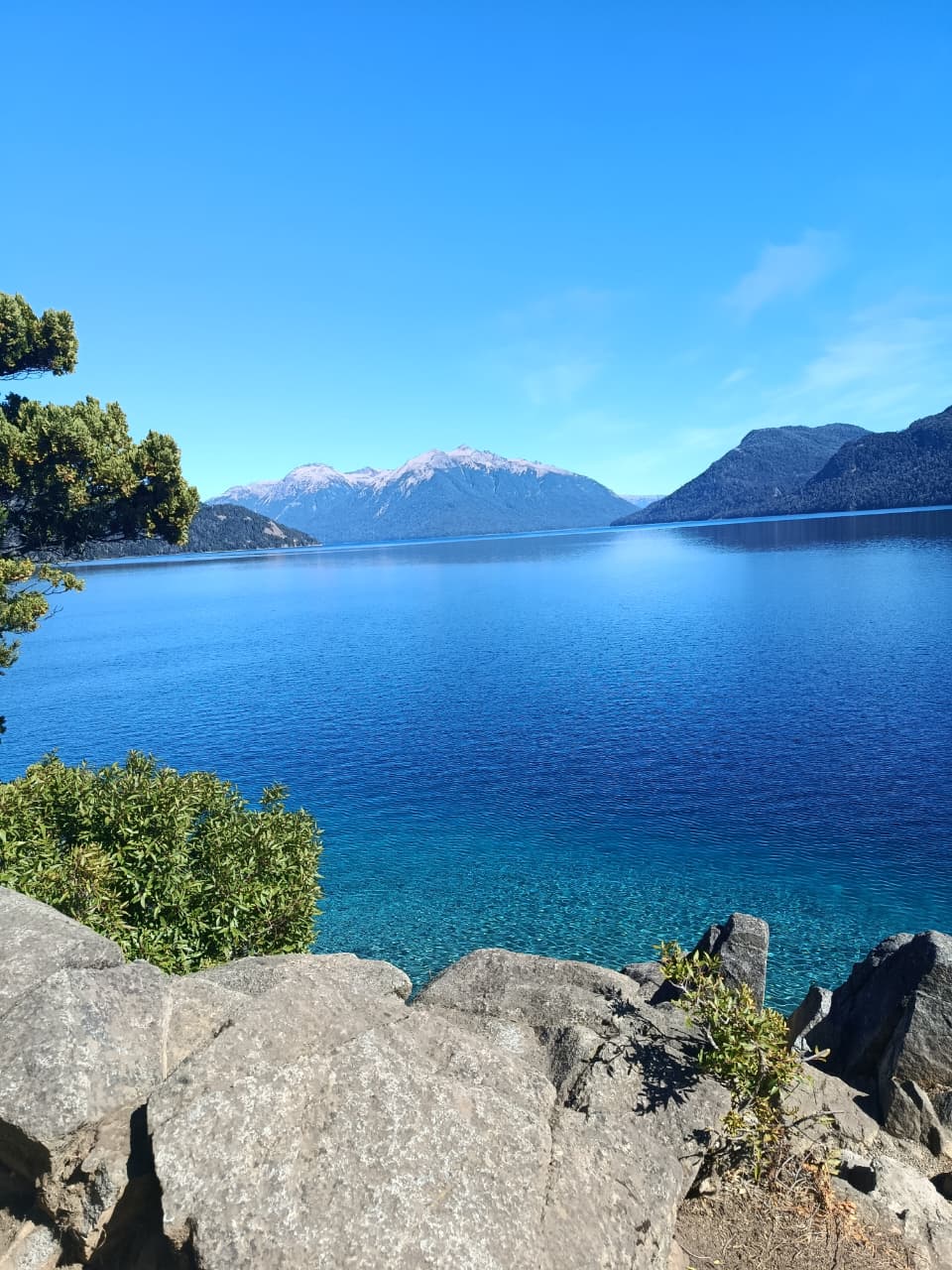 Vista del lago Traful rodeado por las montañas de la Patagonia