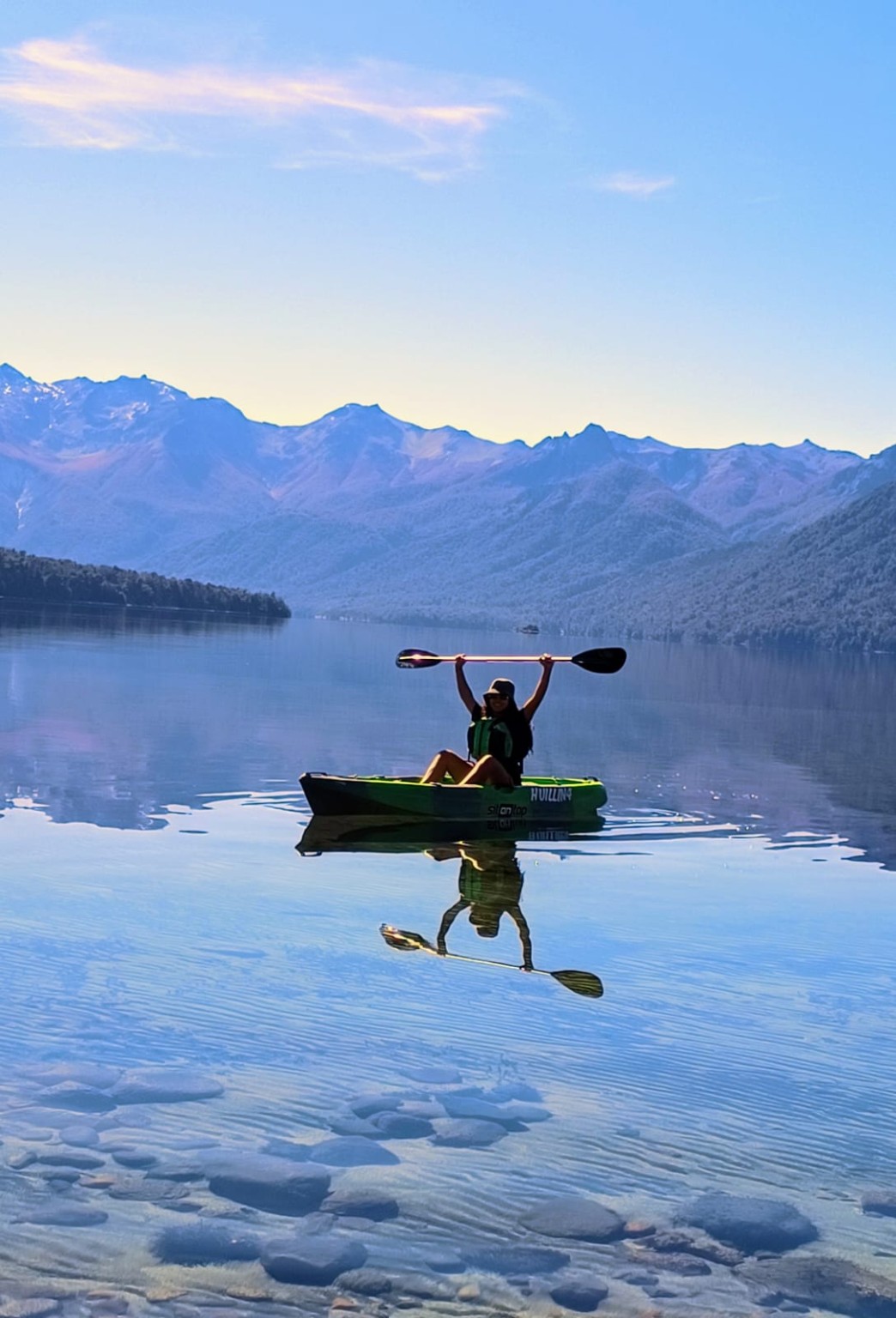 Kayak sobre el lago Traful en una mañana calma
