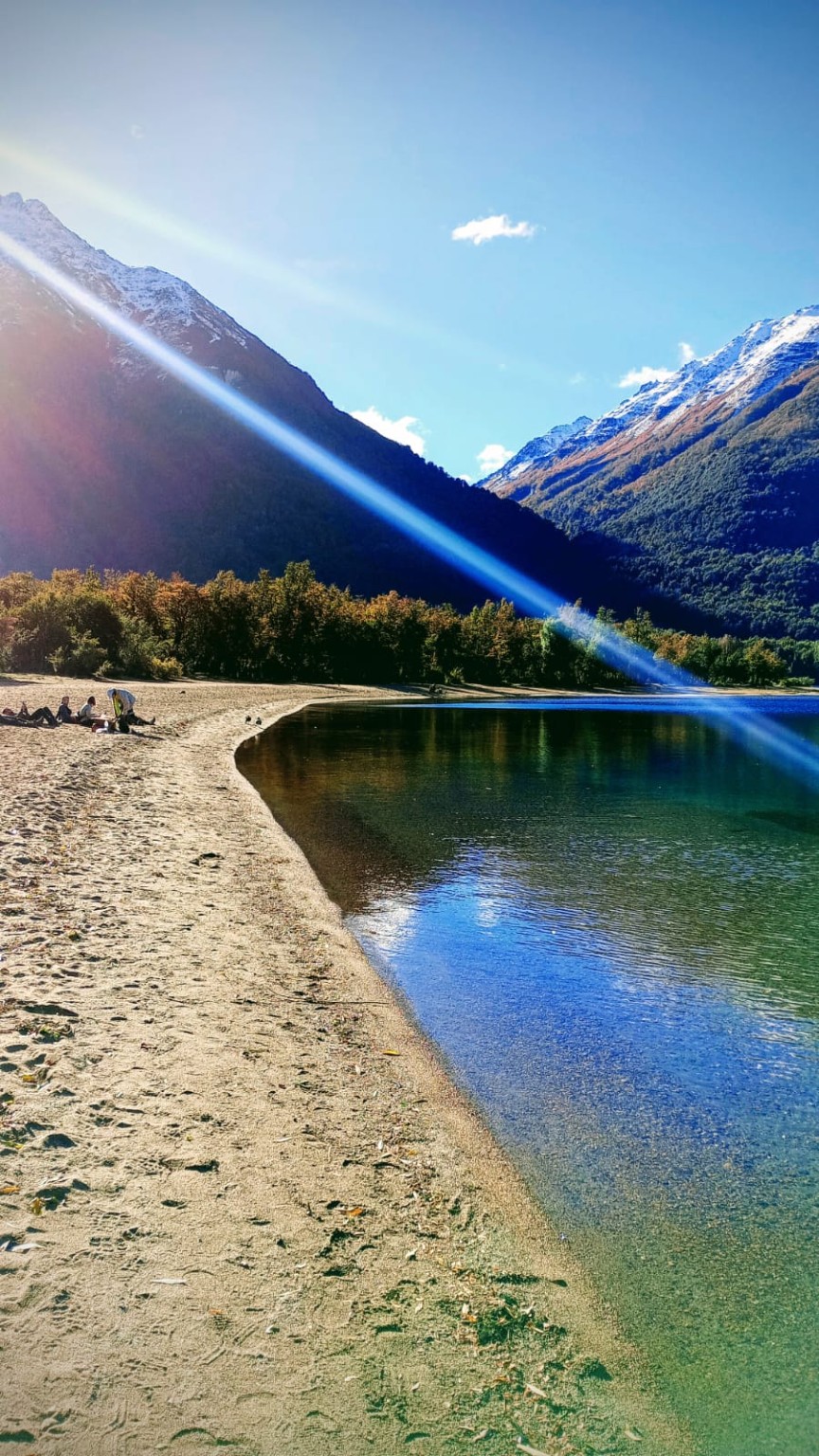 Playa de arena junto al lago Traful y las montañas