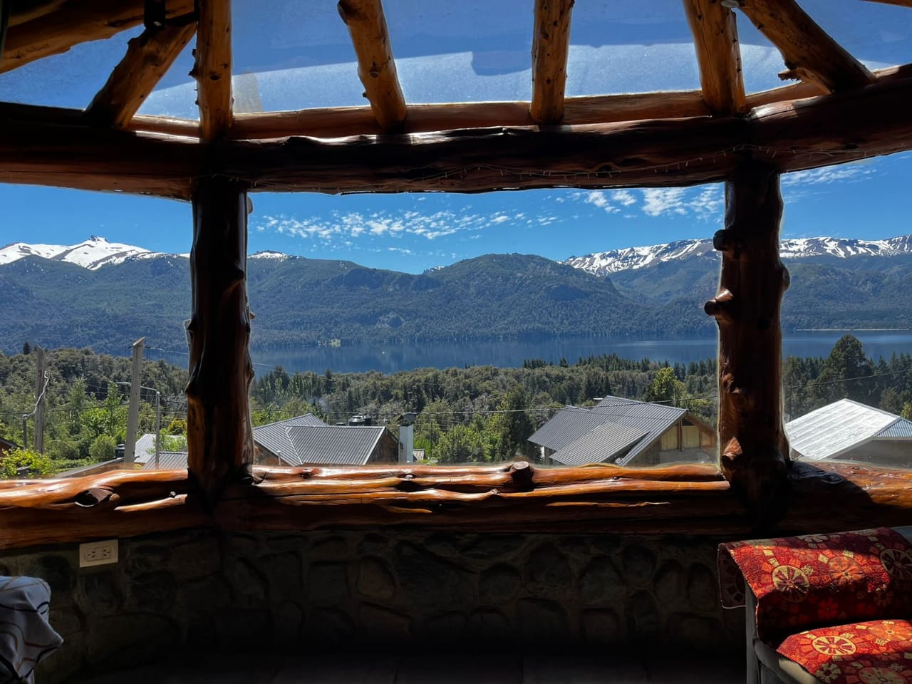 Vista panorámica del lago desde el salón